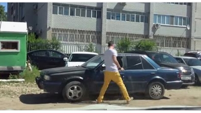 Illustration : Quelqu'un s'est stationné devant sa voiture, il règle ça d'une manière incroyable ! Un vrai dingue.