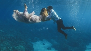 Illustration : "Ne voulant pas de photos de mariage banales, ils immortalisent le moment sous l'eau !"