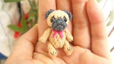 Illustration : Avec sa famille, il réalise des animaux miniatures aux crochets SUPER mignons !