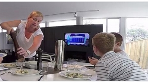 Illustration : "Regardez ce que cette mère a inventé pour contrer ses enfants qui envoient des sms en plein repas !"