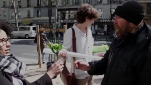 Illustration : "Tous les samedis, ils partent à la rencontre des sans-abris afin de passer du bon temps et de faire connaître leurs histoires ! Chapeau !"