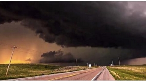 Illustration : "Il s'installe au bord de la route pour filmer ce phénomène impressionnant !"