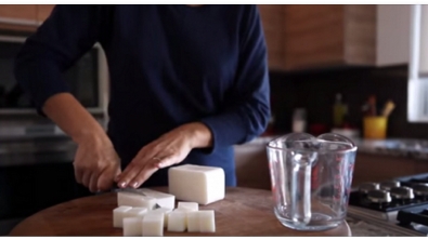 Illustration : Cette dame découpe des cubes de savon qu'elle passe au four ! Une Astuce de génie !