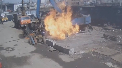 Illustration : Il s'attaque à une bouteille de gaz sans s'assurer qu'elle n'en contient plus ! Très mauvaise idée...