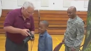 Illustration : "Son papa militaire apparaît sur la photo de classe de cet écolier ! Une surprise magnifique..."