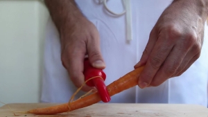 Illustration : "Une technique astucieuse pour éplucher rapidement les carottes"