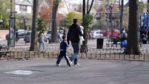 Illustration : "Cet inconnu s’approche d’un enfant et ce qu’il fait va choquer sa maman..."