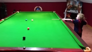 Illustration : "Il n'a que 3 ans, mais croyez-moi, vous ne ferez pas le poids contre lui au Billard !"