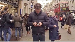 Illustration : "Complètement drogué par son téléphone, il rate l'essentiel sans même s'en rendre compte..."