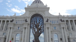 Illustration : "Un arbre géant orne la façade du Palais de l'Agriculture en Russie"