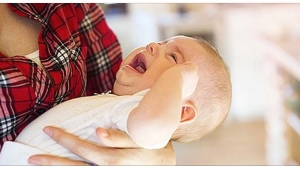 Illustration : "Elle suit les cours avec son bébé qui pleure en classe parce qu'elle n'a pas d'argent pour le faire garder ! Regardez ce que le prof va faire !"