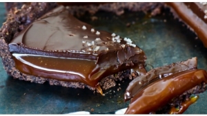 Illustration : "Faites vous plaisir avec cette tarte fondante au caramel salé !"