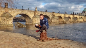 Illustration : "Pour encourager les gens à lire, il se fait photographier dans les lieux les plus insolites bouquin à la main"