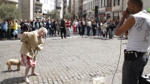 Illustration : "Elle s'arrête devant un artiste qui fait du BeatBox et ce qu'elle fait est excellent ! "