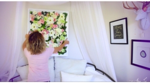 Illustration : "Des fleurs collées dans un grand cadre pour vous présenter une chouette idée déco..."