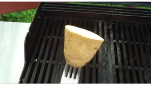 Illustration : "Une moitié de pomme de terre frottée sur un barbecue, une astuce que vous devez connaître !"