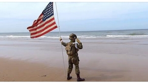 Illustration : "Ce petit de 11 ans rend honneur aux soldats disparus sur la plage de Normandie... Regardez le visiteur spécial qui vient à sa rencontre !"