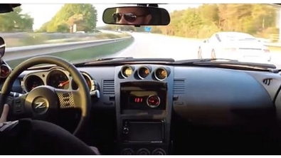 Illustration : Une Nissan 350Z se fait une course contre une Porsche 911 mais un invité surprise va les allumer...