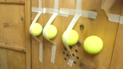 Illustration : Il place des balles de tennis à l'intérieur de son armoire, une astuce qui s'avère géniale !