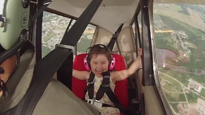 Illustration : "A seulement 4 ans, elle découvre la voltige aérienne grâce à son papa pilote. Difficile de ne pas s'émouvoir face à son adorable réaction !"