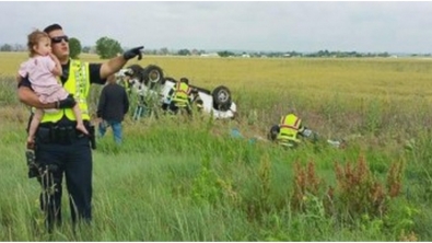 Illustration : Ce policier distrait une petite fille après le décès de son papa dans un violent accident ! Bravo à lui...