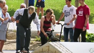 Illustration : "Un vieil homme courbé s'approche péniblement d'un groupe de skateurs... Personne n'aurait pu s'attendre à la suite des évènements !  "