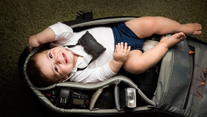 Illustration : "Ces photographes qui réalisent des clichés de leurs bébés couchés dans leurs sac photo"