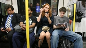 Illustration : "Il s'en prend à une fille dans le métro à cause de sa jupe trop courte mais la réaction d'une vieille dame va très vite le calmer..."