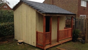 Illustration : "Ce petit cabanon semble banal à première vue mais attendez de voir l'intérieur... C'est étonnant !"