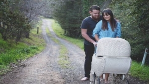 Illustration : "Ce couple n'a pas l'intention d'avoir honte de cette séance photos pleine d'humour avec leur nouveau né !"