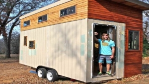 Illustration : "Pour réduire ses dettes il se construit une mini maison. Le travail est excellent ! "