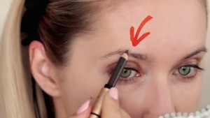 Illustration : "Si vous n'êtes pas douée en maquillage, voici comment réaliser un Smokey Eye assez facilement..."