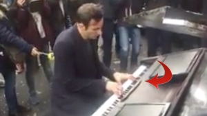 Illustration : "Cet inconnu a déplacé son piano devant le bataclan pour rendre hommage aux victimes des attentats du 13 novembre!"