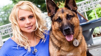 Illustration : Elle pose sur une photo avec son chien mais attendez de voir ce qu’elle tient en main… Magnifique hommage !