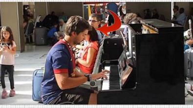 Illustration : Un inconnu se joint à cette homme qui joue sur un piano dans une gare parisienne… Leur performance est dingue !