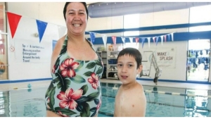 Illustration : "Maman et fils sont nés sans bras mais quand on voit ce qu'ils sont capables de faire... RESPECT !"