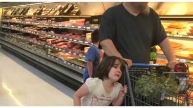 Illustration : « Promis, je ne le ferai plus ! Arrête ! ». Les images de ce père qui tire les cheveux de sa fille dans un magasin sont en train de révolter le net ! Et c'était le but...