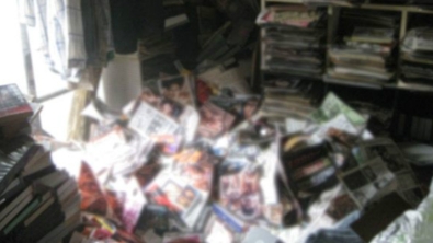 Illustration : Cet Homme Est Retrouvé Mort Sous Une Pile De Six Tonnes De Magazines P0rn0...