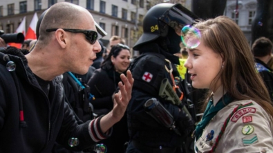 Illustration : "Une femme Scout de 16 ans, seule devant un Néo-Nazi, la vidéo fait le tour du monde!"